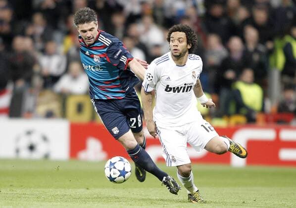 Real Madrid s Marcelo (R) against Olympique de Lyon s Jeremy Toulalan  (20114413)
