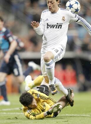 Real Madrid s Mesut Özil (top) against Olympique de Lyon s Hugo Lloris  (20114414) o0 Kampf Abwehr