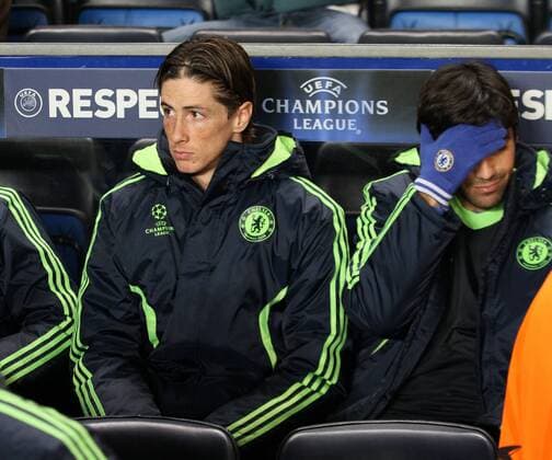 Chelseas Fernando Torres (L) looks on from the bench --- FC Chelsea vs. FC Copenhagen EDITORIAL USE ONLY. No use with unauthorised audio, video, data, fixture lists, club league logos or live services. Online in-match use limited to 120 images, no video emulation. No use in betting, games or single club league player publications. o0 Bank, Ersatzbank Ersatzspieler