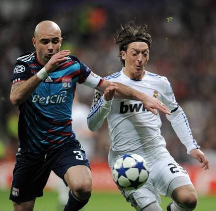 FUSSBALL CHAMPIONS LEAGUE SAISON 2010 2010 ACHTELFINALE Real Madrid - Olympique Lyon RÜCKSPIEL 16.03.2011 CRIS (li, Lyon) gegen Mesut ÖZIL (re, Madrid) 