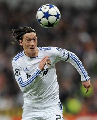 FUSSBALL CHAMPIONS LEAGUE SAISON 2010 2010 ACHTELFINALE Real Madrid - Olympique Lyon RÜCKSPIEL 16.03.2011 Mesut ÖZIL (Madrid) Einzelaktion am Ball 