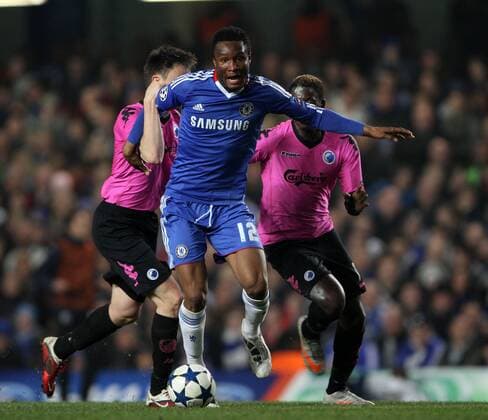 Chelseas with John Obi Mikel (front) tussles with Copenhagens William Kvist (L) and Dame N Doye --- FC Chelsea vs. FC Copenhagen EDITORIAL USE ONLY. No use with unauthorised audio, video, data, fixture lists, club league logos or live services. Online in-match use limited to 120 images, no video emulation. No use in betting, games or single club league player publications. o0 Ndoye