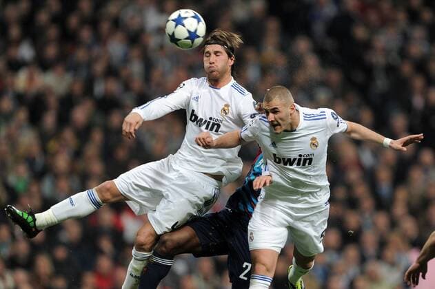 FUSSBALL CHAMPIONS LEAGUE SAISON 2010 2010 ACHTELFINALE Real Madrid - Olympique Lyon RÜCKSPIEL 16.03.2011 Sergio RAMOS (li) und Karim BENZEMA (re) gegen Aly CISSOKHO (hinten, Lyon) 