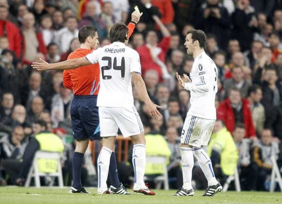 Schiedsrichter Damir Skomina (SLO) zeigt Ricardo Carvalho die Gelbe Karte, vorn Sami Khedira (beide Real Madrid)  (20114450)