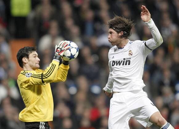 Real Madrid s Sergio Ramos (R) against Olympique de Lyon s Hugo Lloris  (20114452) o0 Aufmacher Abwehr