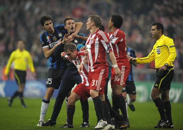 15.03.2011, Fussball Champions League, Achtelfinale Rückspiel, FC Bayern München - Inter Mailand, Allianz-Arena München, Nach dem Spiel flippt Bastian Schweinsteiger (Mitte, München) aus. links: Andrea Ranocchia (Mailand).