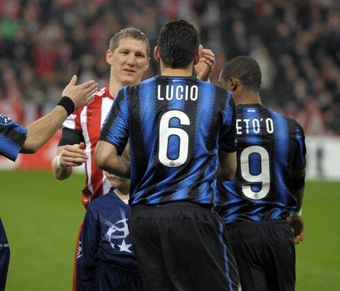 15.03.2011, Fussball Champions League, Achtelfinale Rückspiel, FC Bayern München - Inter Mailand, Allianz-Arena München, Vor dem Spiel begrüßt Lucio (Mailand) seinen ehemaligen Mannschaftskameraden Bastian Schweinsteiger (li, München).