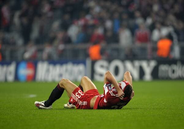 15.03.2011, Fussball Champions League, Achtelfinale Rückspiel, FC Bayern München - Inter Mailand, Allianz-Arena München, Frust nach dem Spiel, Mario Gomez (München) versteckt sich unter seinem Trikot.
