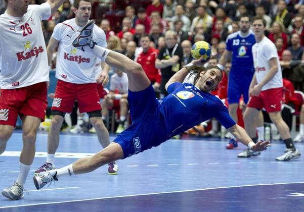 Bertrand GILLE (am Ball FRA) setzt sich durch. FINALE: Frankreich - Dänemark in Malmö am 30.01.2011. Handball 22. Handball Weltmeisterschaft der Männer in Schweden 2011. Final Match: France - Denmark in Malmö, 30th January 2011. -- 22nd. Men s Handball World Championship in Sweden 2011,