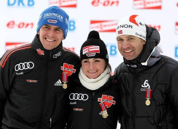 BIATHLON - IBU WC Oslo Holmenkollen , 17.MAR.11 - BIATHLON - IBU Weltcup Finale. Bild zeigt v.li. Michael Greis (GER), Andrea Henkel (GER) und Ole Einar Björndalen (NOR) bei der Verleihung der Holmenkollen-Medaille. 