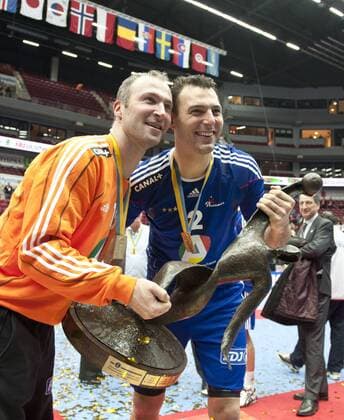Weltmeister Frankreich - Torwart Thierry OMEYER und Jerome FERNANDEZ (vl FRA) mit der Siegertrophäe. FINALE: Frankreich - Dänemark in Malmö am 30.01.2011. Handball 22. Handball Weltmeisterschaft der Männer in Schweden 2011. Final Match: France - Denmark in Malmö, 30th january 2011. -- 22nd. Men s Handball World Championship in Sweden 2011, o0 Sieg Weltmeister Feier Jubel Freude Objekte Pokal Trophäe Medaille