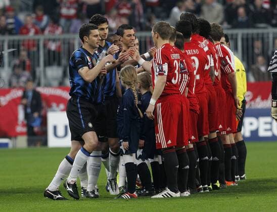 Die Spieler von Mailand (li) und FC Bayern geben sich vor dem Spiel die Hand . FC Bayern Muenchen vs. Inter Mailand . Muenchen, DEU, 15.03.2011 , Fussball-Champions League 2010-2011