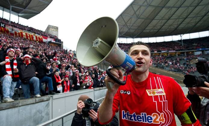 Jubel nach dem Spiel: Torsten MATTUSCHKA (UNI) mit einem Megaphone bei den Fans. Fussball 2.Bundesliga Saison 2010 2011 - 21.Spieltag: Hertha BSC Berlin - 1.FC Union Berlin in Berlin am 05.02.2011,