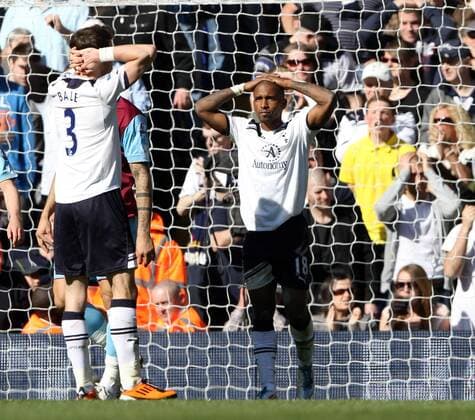 Tottenhams Jermain Defoe looks on dejected after missing a chance --- Tottenham Hotspur (white) vs. West Ham United (red) EDITORIAL USE ONLY. No use with unauthorised audio, video, data, fixture lists, club league logos or live services. Online in-match use limited to 120 images, no video emulation. No use in betting, games or single club league player publications. o0 Emotionen