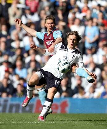 Tottenhams Luka Modric tussles with West Hams Thomas Hitzlsperger --- Tottenham Hotspur (white) vs. West Ham United (red) EDITORIAL USE ONLY. No use with unauthorised audio, video, data, fixture lists, club league logos or live services. Online in-match use limited to 120 images, no video emulation. No use in betting, games or single club league player publications. o0 Aufmacher