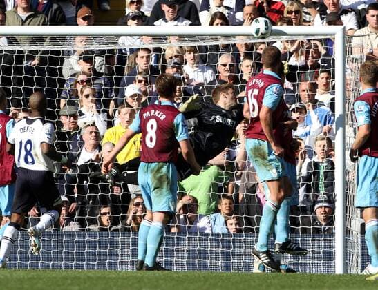 West Hams goalkeeper Robert Green saves superbly --- Tottenham Hotspur (white) vs. West Ham United (red) EDITORIAL USE ONLY. No use with unauthorised audio, video, data, fixture lists, club league logos or live services. Online in-match use limited to 120 images, no video emulation. No use in betting, games or single club league player publications. - Serie 1 3 o0 Abwehr Parade Torwartparade