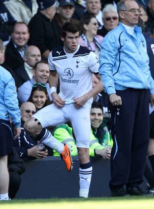 Tottenhams Gareth Bale gets told to leave the field after wearing a different colour shorts --- Tottenham Hotspur vs. West Ham United EDITORIAL USE ONLY. No use with unauthorised audio, video, data, fixture lists, club league logos or live services. Online in-match use limited to 120 images, no video emulation. No use in betting, games or single club league player publications. o0 Komik Kleidung Regel Regeln Radlerhose Hose umziehen ausziehen