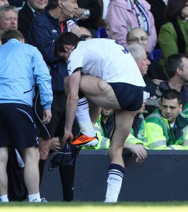 Tottenhams Gareth Bale gets told to leave the field after wearing a different colour shorts --- Tottenham Hotspur vs. West Ham United EDITORIAL USE ONLY. No use with unauthorised audio, video, data, fixture lists, club league logos or live services. Online in-match use limited to 120 images, no video emulation. No use in betting, games or single club league player publications. o0 Komik Kleidung Regel Regeln Radlerhose Hose umziehen ausziehen
