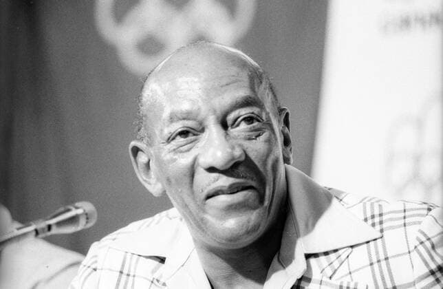Leichtathletiklegende Jesse Owens (USA) gibt während der Olympischen Sommerspiele 1976 in Montreal eine Pressekonferenz Porträt, PK, Legende, himself Herren