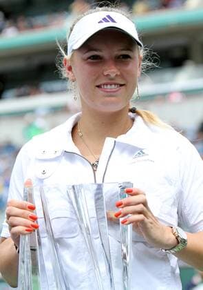 Caroline Wozniacki of Denmark holds the championship trophy after winning her womens final match at the BNP Paribas Open in Indian Wells, California on March 20, 2011.  IDW20110320762 o0 Sieg Siegerehrung Trophäe Pokal Objekte Freude
