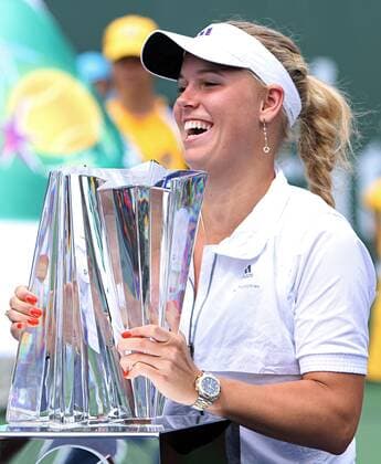 Caroline Wozniacki of Denmark holds the championship trophy after winning her womens final match at the BNP Paribas Open in Indian Wells, California on March 20, 2011.  IDW20110320761 o0 Sieg Siegerehrung Trophäe Pokal Objekte Freude