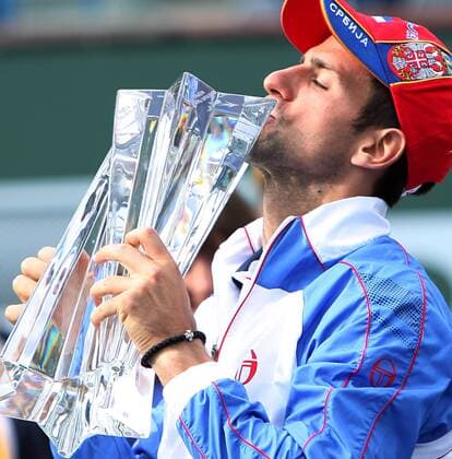 Novak Djokovic of Serbia kisses the championship trophy after winning his mens final match at the BNP Paribas Open in Indian Wells, California on March 20, 2011.  IDW20110320712 o0 Sieg Siegerehrung Trophäe Pokal Objekte Freude