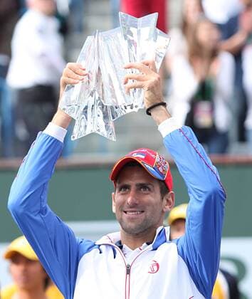 Novak Djokovic of Serbia holds the championship trophy after winning his mens final match at the BNP Paribas Open in Indian Wells, California on March 20, 2011.  IDW20110320729 o0 Sieg Siegerehrung Trophäe Pokal Objekte Freude