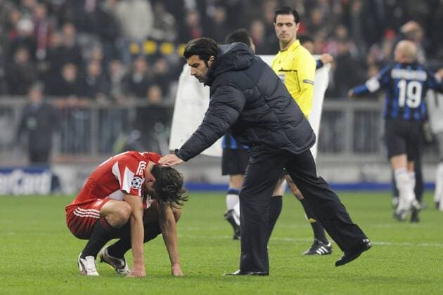 FC Bayern München (rot) vs. Inter Mailand (blau) , Champions League, Ergebniss: 2-3, Alianz Arena, München. 15.03.2011 Im Bild: Mario Gomez (L), Luis Figo o0 Enttäuschung,