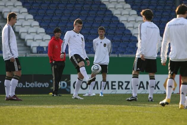 Trainingslager DFB Nationalmannschaft Deutschland in Wiesbaden Toni Kroos am Ball