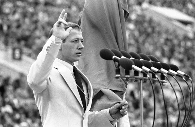 MOSCOW. USSR. Opening ceremony of the 1980 Summer Olympics. Nikolai Andrianov (USSR) pronounces the Olympic oath.  TASS_313441 o0 Olympischer Gestik vsw Zeremonie