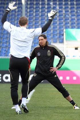 Torwart MANUEL NEUER (li.) und Torwart TIM WIESE - Training der deutschen Nationalmannschaft in Wiesbaden