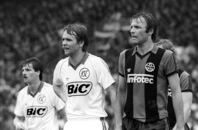Karl Heinz Körbel (Eintracht Frankfurt, re.) gegen Emanuel Günther (Karlsruher SC) Aktion Charly