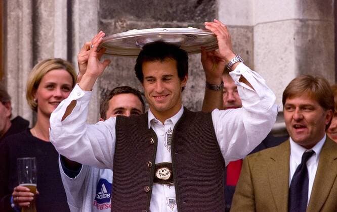 FUSSBALL 1. BUNDESLIGA SAISON 1999 2000 Der FC Bayern Muenchen feiert zum Saisonabschluss auf dem Muenchener Marienplatz das Double am 21.05.2000 DEUTSCHER MEISTER und DFB POKAL SIEGER Mehmet Scholl jubelt mit der Meisterschale , daneben Pressesprecher Markus Hoerwick 