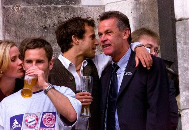 FUSSBALL 1. BUNDESLIGA SAISON 1999 2000 Der FC Bayern Muenchen feiert zum Saisonabschluss auf dem Muenchener Marienplatz das Double am 21.05.2000 DEUTSCHER MEISTER und DFB POKAL SIEGER Michael Wiesinger, Mehmet Scholl und Trainer Ottmar Hitzfeld (v. li.) 