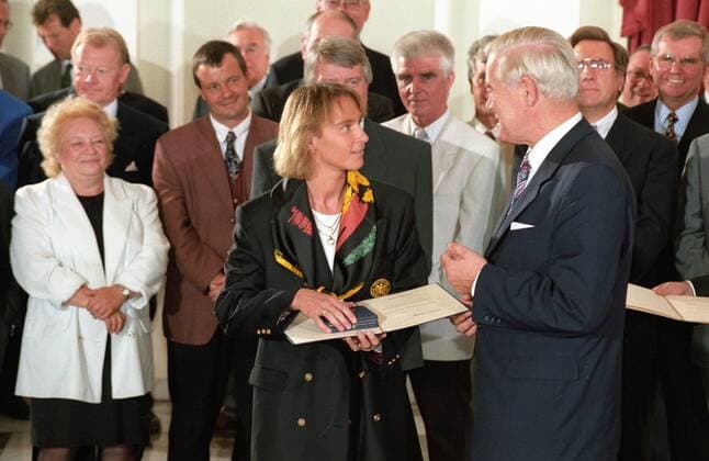 Bundesinnenminister Manfred Kanther (CDU, re.) zeichnet Martina Voss (beide Deutschland), Europameisterin 1997, mit dem Silbernen Lorbeerblatt aus Fußball Damen Verleihung Silbernes Lorbeerblatt 1997, Preisverleihung, Auszeichnung, Sportlerauszeichnung Gruppe Bonn