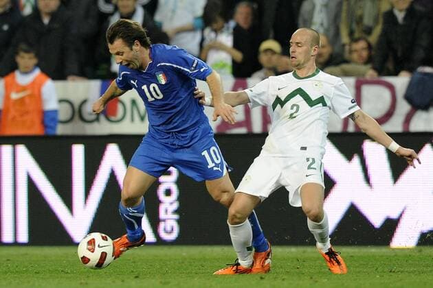 Slowenien (weiß) vs. Italien (blau) in Ljubljana --- Antonio Cassano (li.) - Miso Brekco 