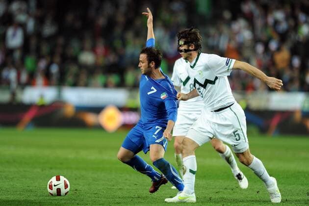 Giampaolo Pazzini (ITA), Bostjan Cesar (SLO) --- Slowenien (weiß) vs. Italien (blau) nicoloxzangirolami