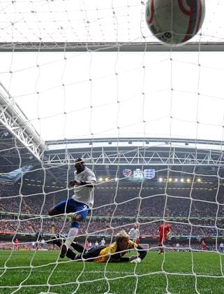 Wales vs. England --- England s Darren Bent scores against goalkeeper Wayne Hennessey of Wales to make it 0:2  o0 Tor Hintertor