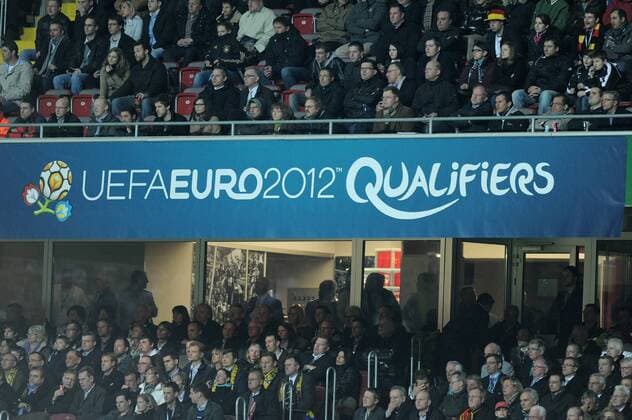 FUSSBALL INTERNATIONAL EM 2012-Qualifikation Gruppe A 26.03.2011 Deutschland Euro 2012 Qualifiers Banner im Fritz Walter Stadion  o0 Schriftzug, Logo, Emblem, Vereinslogo, Vereinsemblem, Fan, Zuschauer Totale