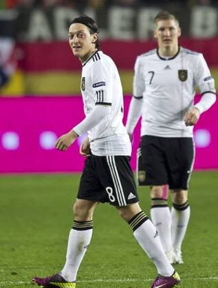 Mesut ÖZIL, 8DFB lacht, lächelt, lachend, smile, froh, happy , Bastian SCHWEINSTEIGER, 7DFB, Portrait, Kopf, Halbfigur, Gesicht DEUTSCHLAND - KASACHSTAN ( 4 - 0 ) Deutsche Fussball Nationalmannschaft DFB EM-Qualifikation, EM-Quali am 26.03.2011 in Kaiserslautern, GER