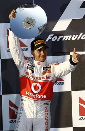 Motorsports: FIA Formula One World Championship 2011, Grand Prix of Australia, Lewis Hamilton (GBR, McLaren Mercedes), xHOCHxZWEIx o0 Siegerehrung Pokal, Trophäe Objekte Jubel, Freude