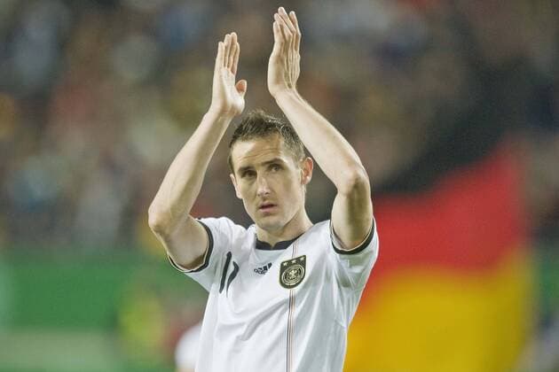Miroslav KLOSE (GER), Brustbild, mit Haenden ueber dem Kopf klatschend, Klatschen, Applaus; Deutschland-Farben im Hintergrund; Fussball Laenderspiel EM Qualifikation, Deutschland (GER) - Kasachstan (KAZ) 4:0, am 26.03.2011 in Kaiserslautern Deutscher Fussball Bund, Fussballspieler, DFB, Nationalteam, Deutschland, Nationaltrikot National Dress, Trikot, Nationalspieler, Nationalmannschaft National Team, international, Fussball Football, Sports, Laenderspiel, Qualifikation, EM Quali, Europameisterschaft s Quali, Saison 2010 2011