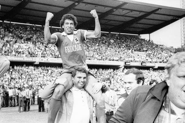 Jimmy Hartwig (TSV 1860 München, ob.) jubelt nach dem Sieg im Aufstiegsspiel nach der Saison 1977 1978 Jubel, Freude, Schlussjubel, Schultern, getragen, tragen, geschultert, Aufmacher