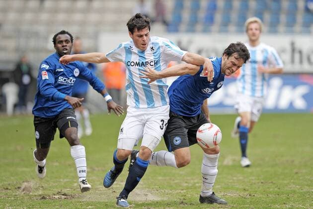Fussball 2. Bundesliga BL 10 11 - 13.03.2011 - DSC Arminia Bielefeld (schwarz) vs. TSV 1860 München (weiß) . Kevin Volland (1860) im Zweikampf gegen Markus Schuler (Bielefeld).
