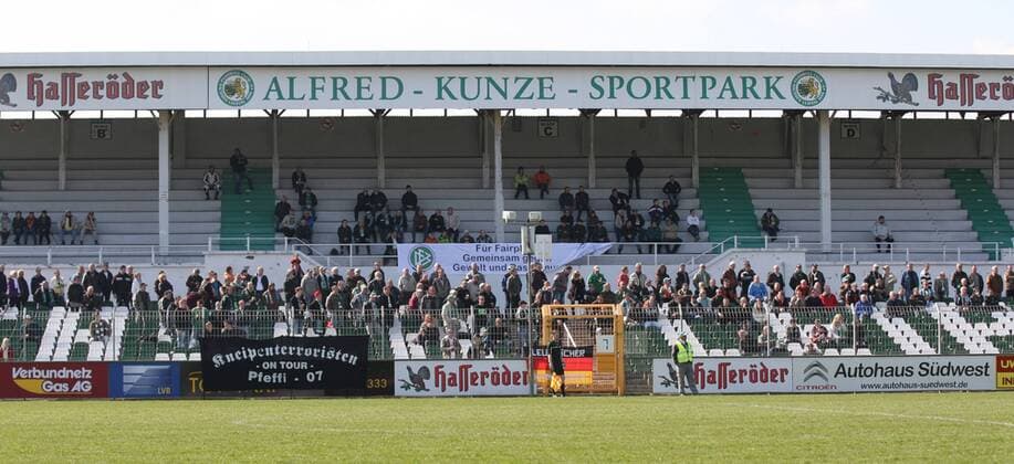 Leipzig, Alfred-Kunze-Sportpark, 27.03.2011, Fußball, NOFV Oberliga Süd, FC Sachsen Leipzig , Im Bild: Haupttribüne, Dammsitzplätze. Nur 915 Zuschauer besuchten diese Oberligapartie. o0 Fans