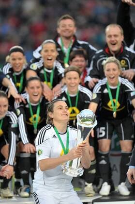 DFB-Pokal, Finale in Köln, 1. FFC Frankfurt vs. 1. FFC Turbine Potsdam --- Frankfurts Team feiert mit Nadine Angerer, die den Pokal hat, den Sieg im DFB Pokal mit 2:1 gegen Potsdam. o0 Siegerehrung Trophäe Objekte