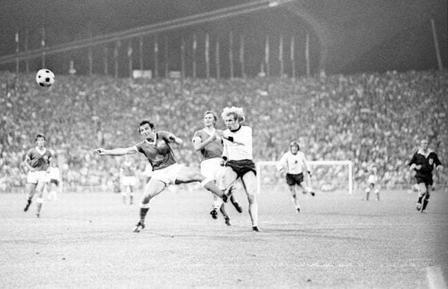 Uli Hoeneß (BR Deutschland, re.) erzielt das Tor zum 1:1 Duell Aktion