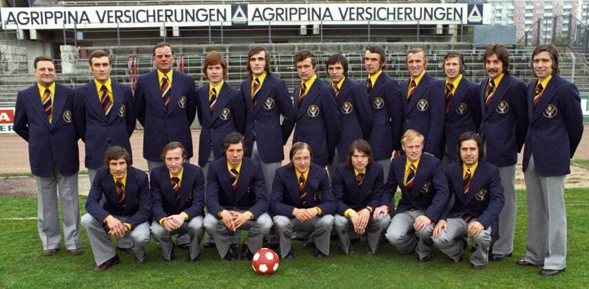 Präsentation der Vereinsanzüge von Eintracht Braunschweig mit dem neuen Logo des Hauptsponsors Jägermeister, v.li.: Masseur Hans Gartmann, Co Trainer Heinz Patzig, Trainer Otto Knefler, Hans Jürgen Hellfritz, Torwart Bernd Franke, Friedhelm Haebermann, Rainer Slodczyk, Torwart Siegfried Scherzer, Peter Kaack, Franz Merkhoffer, Bernd Gersdorff, Jürgen Dudda; vorn: Klaus Gerwien, Wolfgang Grzyb, Dietmar Erler, Allan Michaelsen, Eberhard Haun, Bent Jensen und Ludwig Bründl o0 Präsentation, Pressetermin, 1. BL, Saison 1972 1973, Fotoshooting, Outfit, Anzug, Vereinsanzug