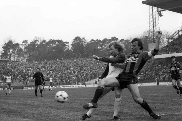 Karl Heinz Charly Körbel (Eintracht Frankfurt, re.) gegen Manfred Burgsmüller (SV Werder Bremen) Aktion Duell