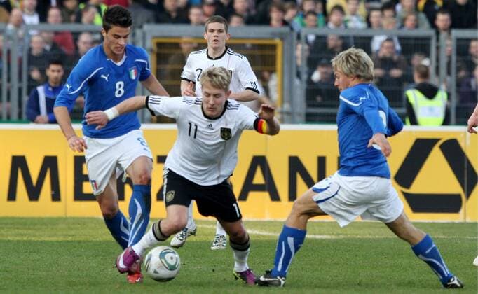 Fussball Länderspiel , U21, Deutschland (weiß) vs Italien (blau), Kassel --- Lewis Holtby (Mitte Deutschland) gegen Lorenzo Crisetig (li) und Alessandro Crescenzi (beide Italien)